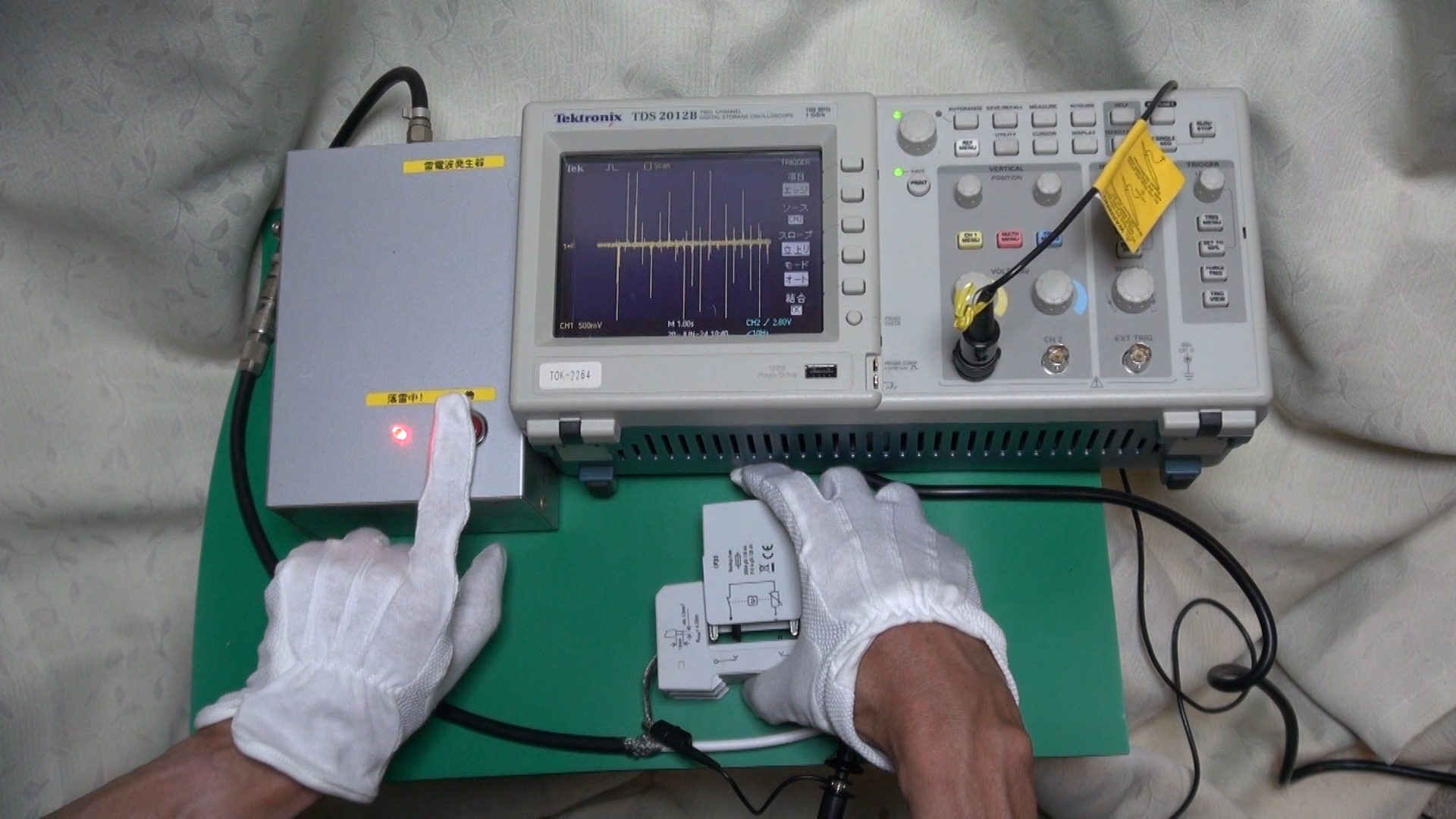 保護前（SPDなし）の波形：スパイク状のサージノイズが多数観測されている状態（電磁シールドルーム内）